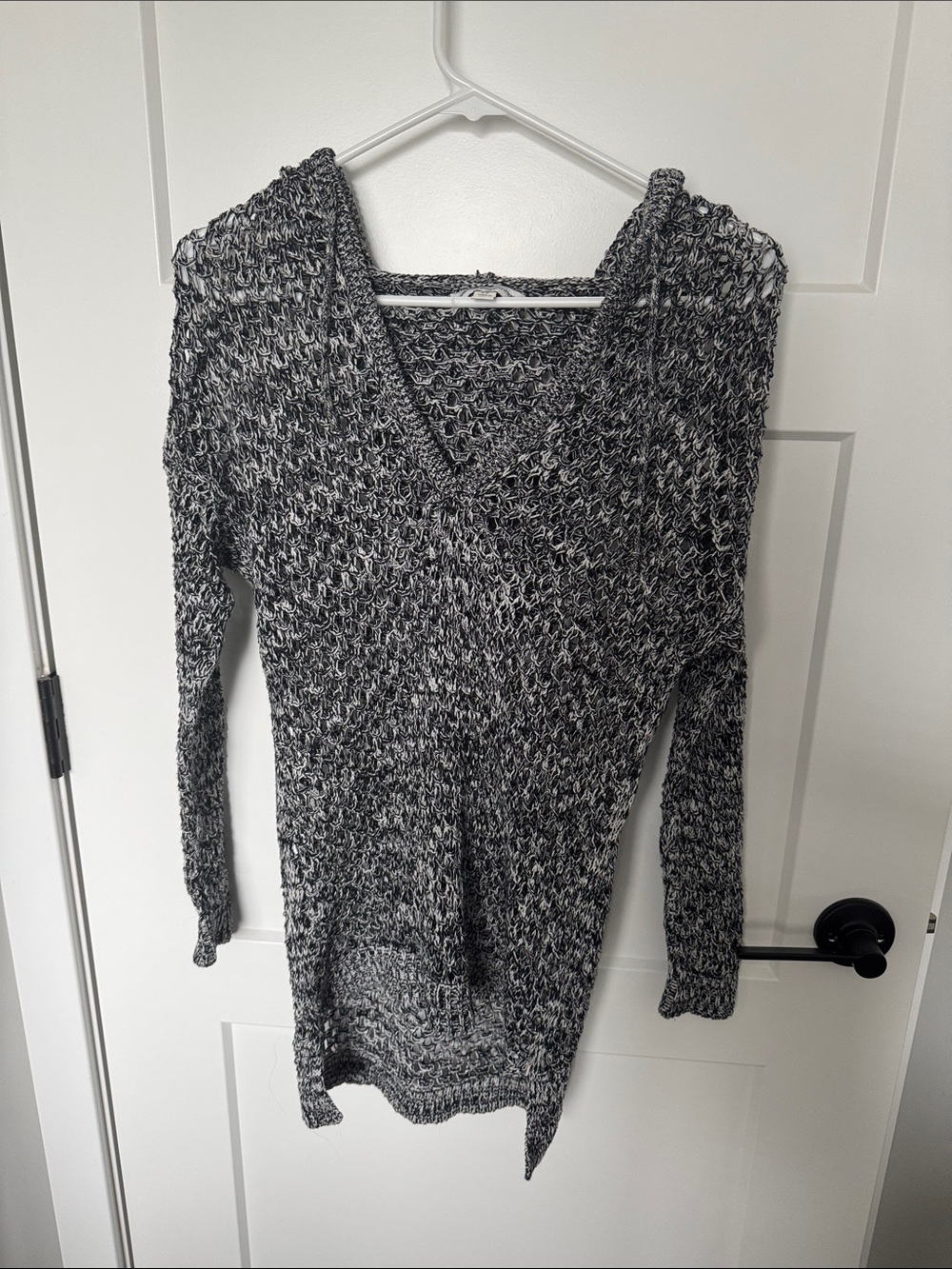 American Eagle Outfitters Black & White Marled V-Neck Hoodie Sweater